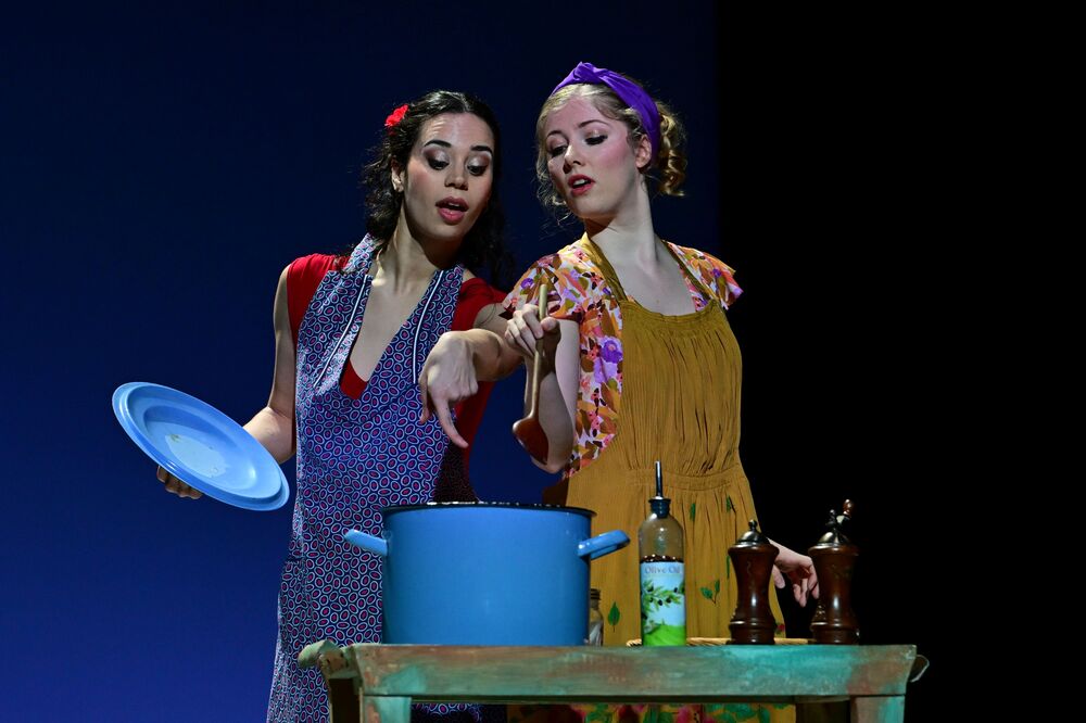 Teresa Vega Alcázar Díaz, Antonia Selow (v. l.)