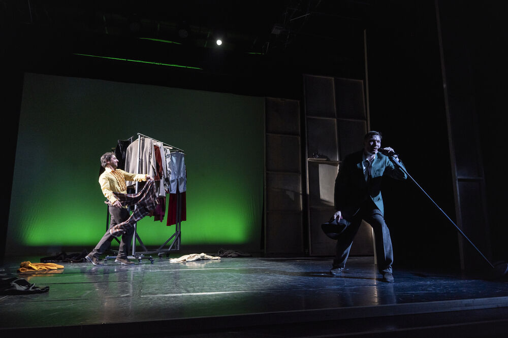 29/04/2025 - Theater Rudolstadt
Kleiner Mann, was nun?
Schauspiel nach dem gleichnamigen Roman von Hans Fallada in einer Bearbeitung von Jan Jochymski

Regie: Jan Jochymski
Bühne und Kostüme: Nadine Hampel
Musik und musikalische Einstudierung: Johannes Geißer
Dramaturgie: Josephine Tietze

Pinneberg: Franz Gnauck
Lämmchen: Clara Sindel
Franz Schlüter: Johannes Geißer
Mia Pinneberg und weitere Rollen: Julia Maronde a. G.
Jachmann und weitere Rollen: Frank Lienert-Mondanelli a. G.
Heilbutt und weitere Rollen: Michael Goralczyk
