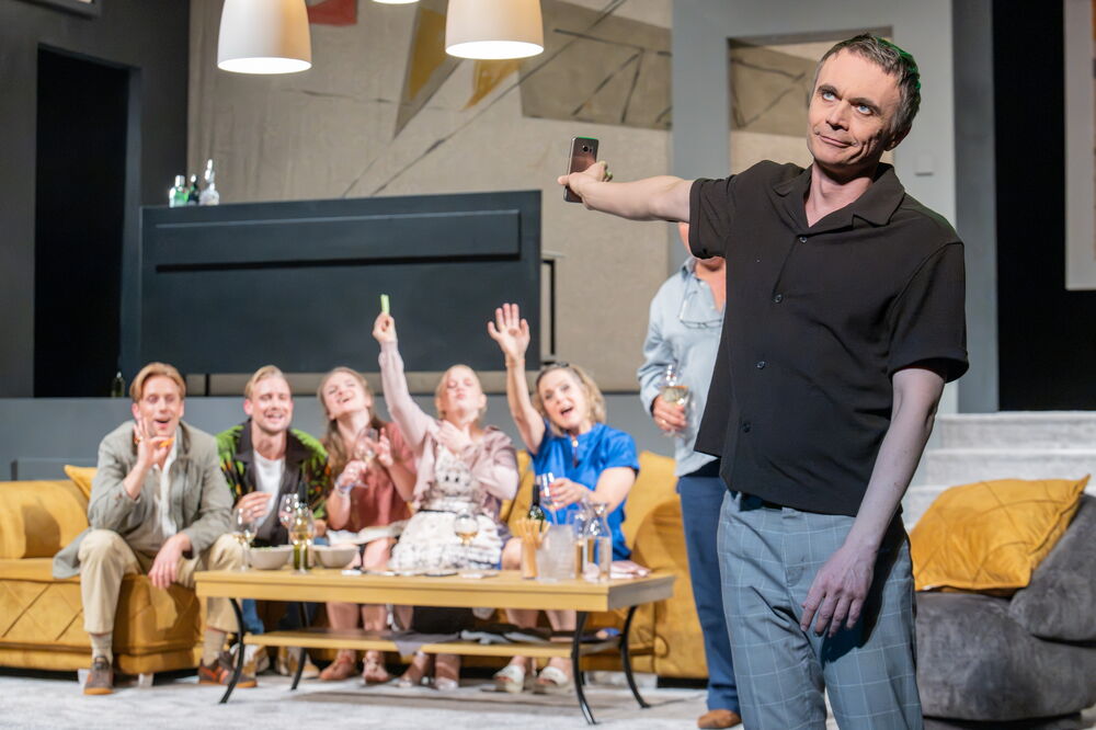 Sebastian Songin (vorne), Ensemble (links hinten)