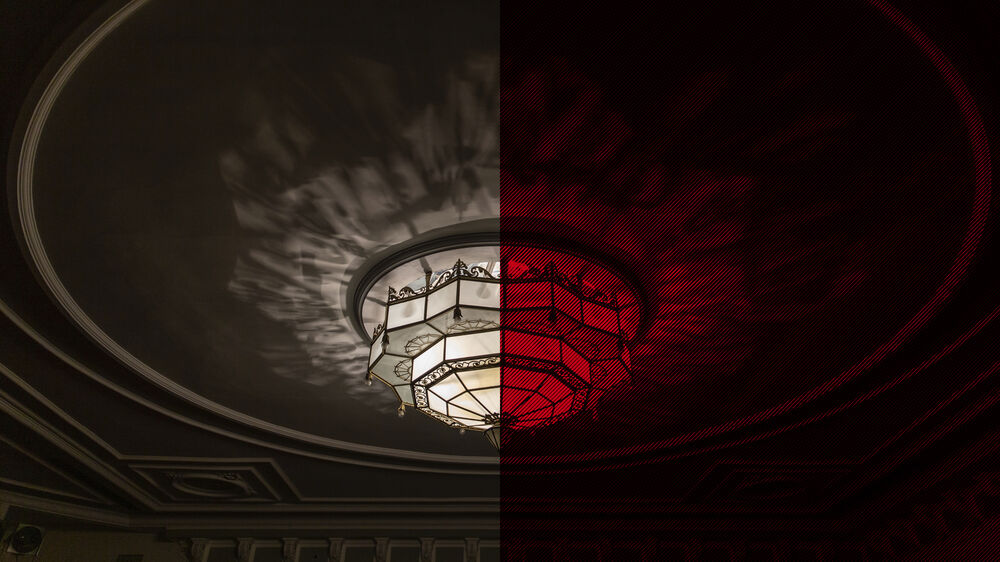 Deckenleuchter im Theatersaal