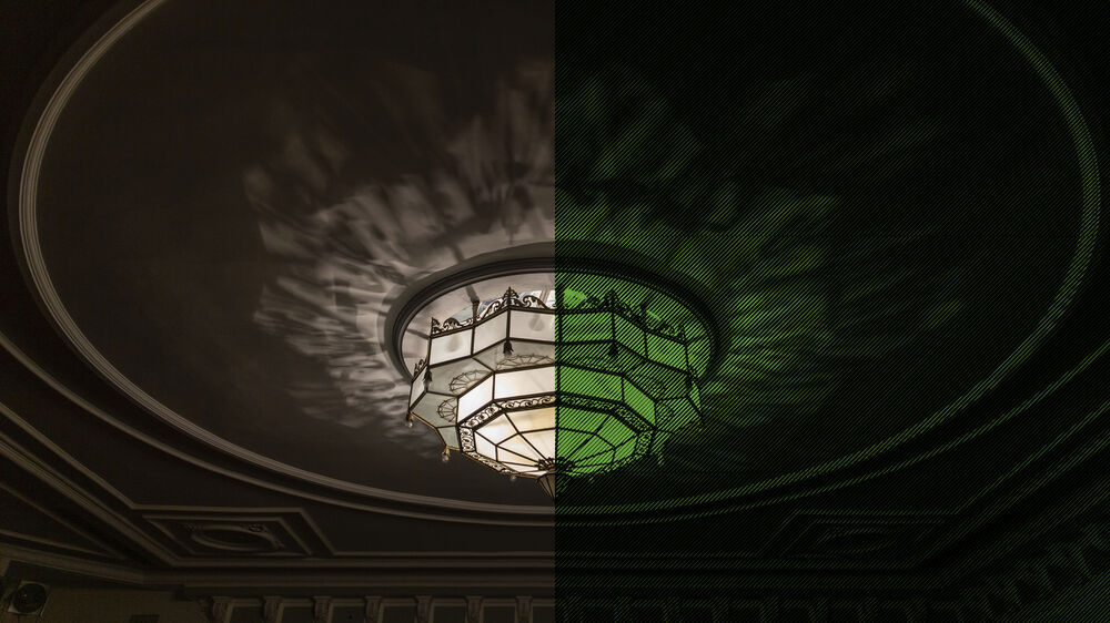 Deckenleuchter im Theatersaal