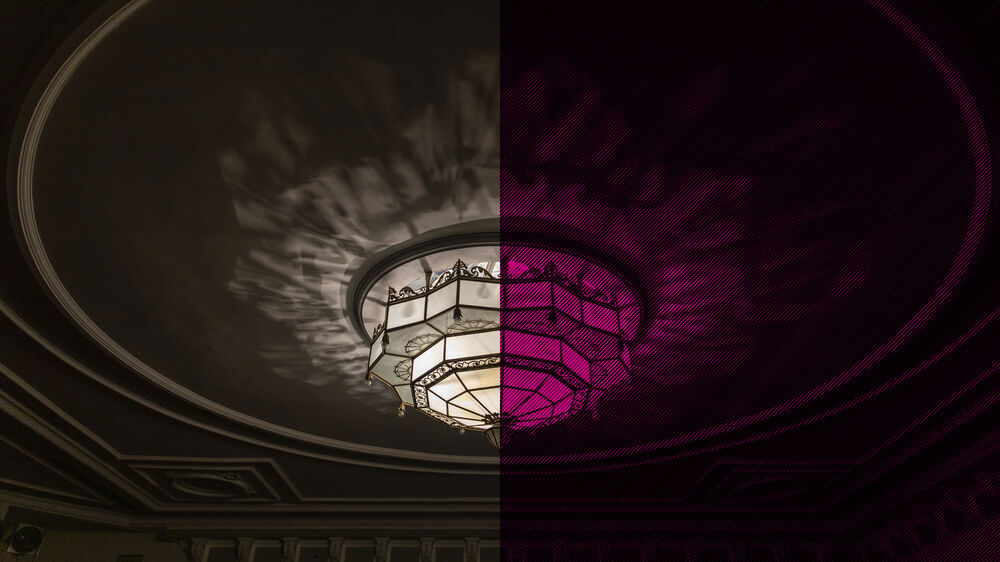Deckenleuchter im Theatersaal
