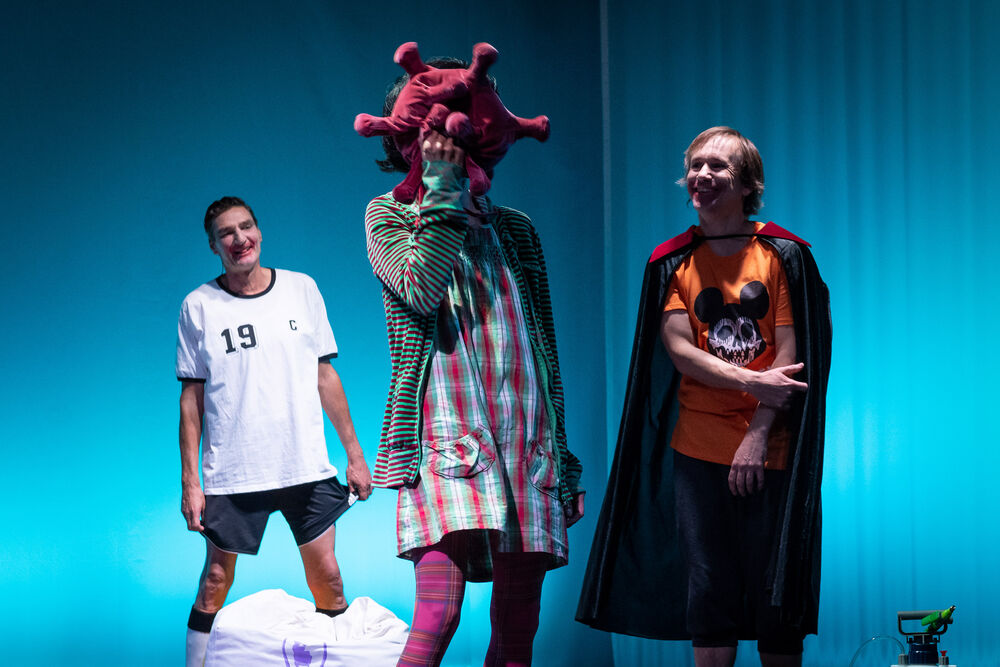 Premiere am 26. September 2020, Theater im Stadthaus
Ellenbogen Ellenbogen
Ein Stück Gegenwart von Steffen Mensching und Michael Kliefert (Uraufführung)

Regie: Steffen Mensching/Michael Kliefert
Bühne und Kostüme: Monika Maria Cleres
Dramaturgie: Michael Kliefert/Katja Stoppa

Spielensemble: Johannes Arpe, Verena Blankenburg, Jochen Ganser, Philipp Haase, Anne Kies, Marcus Ostberg, Benjamin Petschke, Markus Seidensticker, Manuela Stüßer

V.l.n.r: Arpe, Kies, Petschke