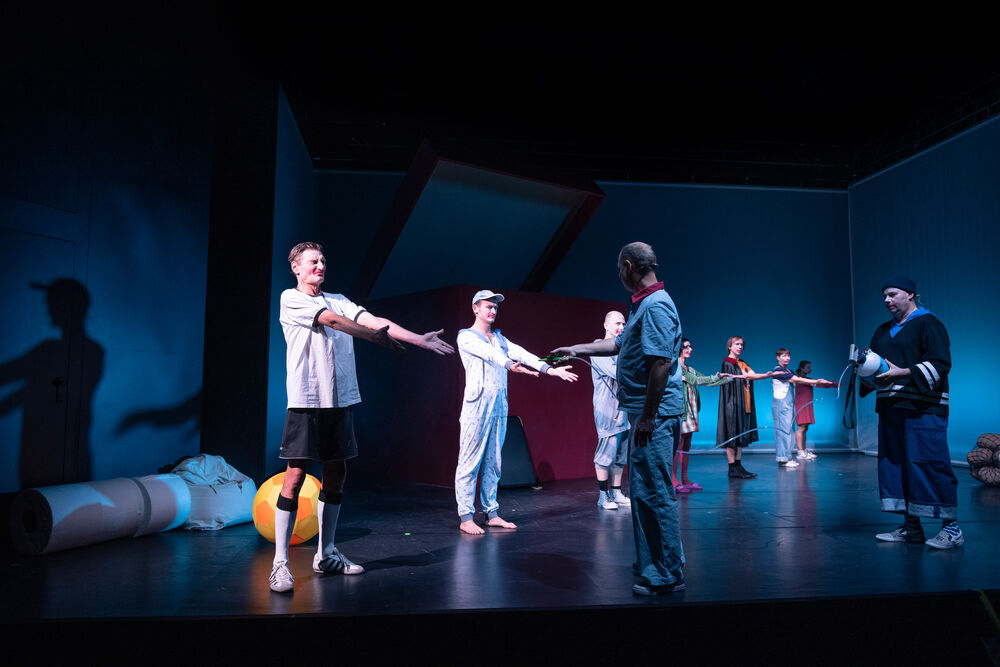 Premiere am 26. September 2020, Theater im Stadthaus
Ellenbogen Ellenbogen
Ein Stück Gegenwart von Steffen Mensching und Michael Kliefert (Uraufführung)

Regie: Steffen Mensching/Michael Kliefert
Bühne und Kostüme: Monika Maria Cleres
Dramaturgie: Michael Kliefert/Katja Stoppa

Spielensemble: Johannes Arpe, Verena Blankenburg, Jochen Ganser, Philipp Haase, Anne Kies, Marcus Ostberg, Benjamin Petschke, Markus Seidensticker, Manuela Stüßer

V.l.n.r: Ensemble