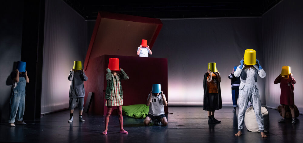 Premiere am 26. September 2020, Theater im Stadthaus
Ellenbogen Ellenbogen
Ein Stück Gegenwart von Steffen Mensching und Michael Kliefert (Uraufführung)

Regie: Steffen Mensching/Michael Kliefert
Bühne und Kostüme: Monika Maria Cleres
Dramaturgie: Michael Kliefert/Katja Stoppa

Spielensemble: Johannes Arpe, Verena Blankenburg, Jochen Ganser, Philipp Haase, Anne Kies, Marcus Ostberg, Benjamin Petschke, Markus Seidensticker, Manuela Stüßer

V.l.n.r: Ensemble